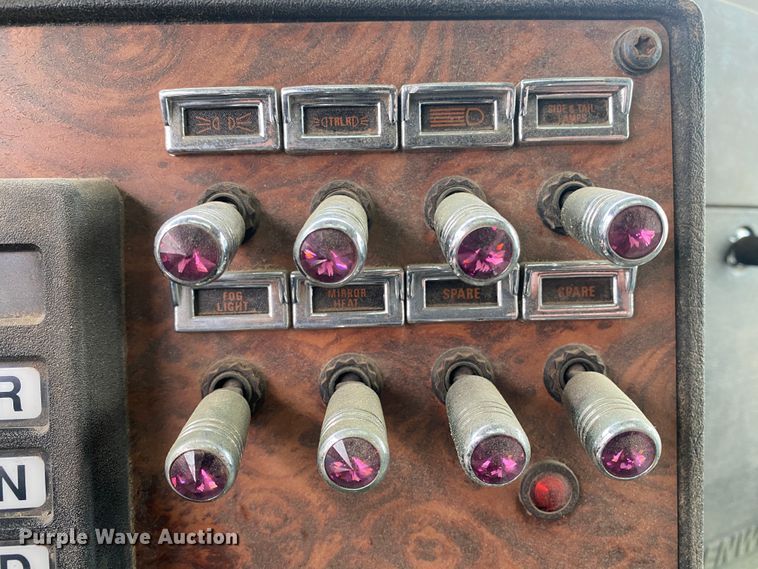 image for item DJ7590 2001 Kenworth T600  semi truck