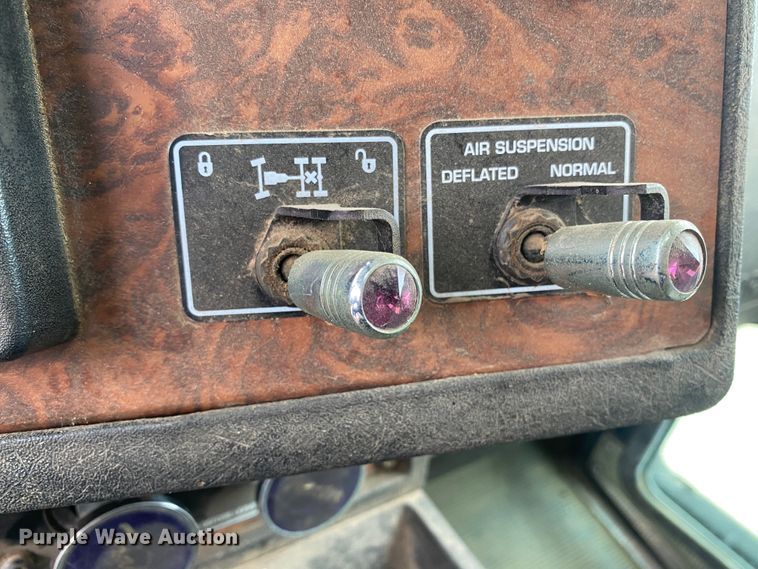 image for item DJ7590 2001 Kenworth T600  semi truck