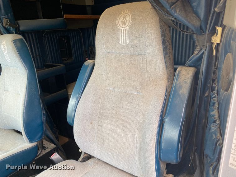 image for item DJ7590 2001 Kenworth T600  semi truck