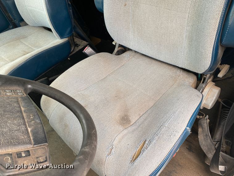 image for item DJ7590 2001 Kenworth T600  semi truck