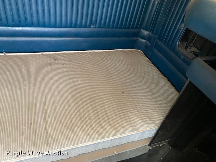 image for item DJ7590 2001 Kenworth T600  semi truck