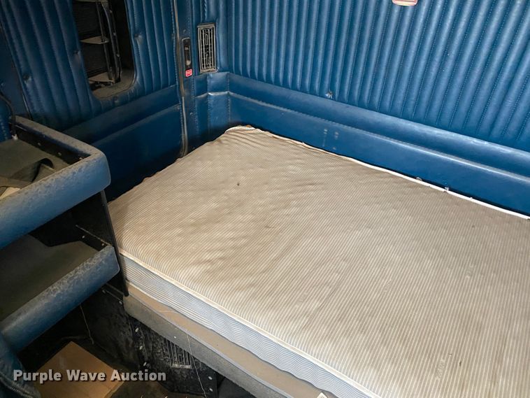 image for item DJ7590 2001 Kenworth T600  semi truck