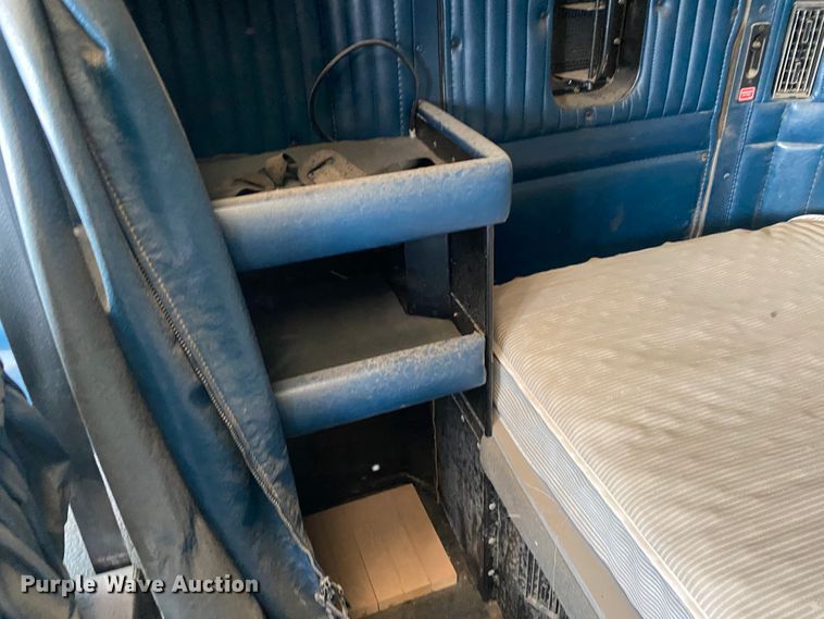 image for item DJ7590 2001 Kenworth T600  semi truck