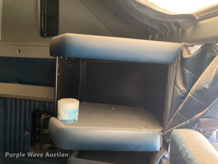 image for item DJ7590 2001 Kenworth T600  semi truck