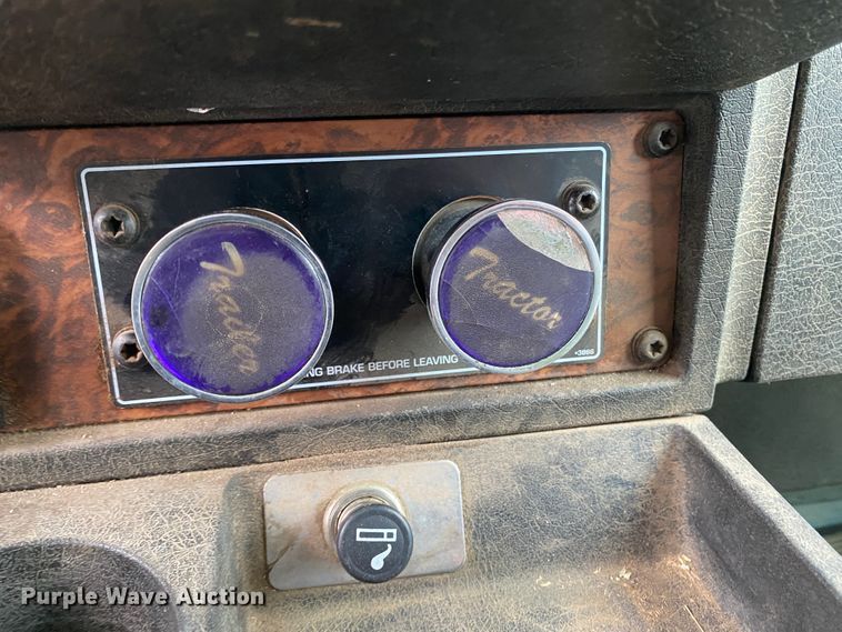 image for item DJ7590 2001 Kenworth T600  semi truck