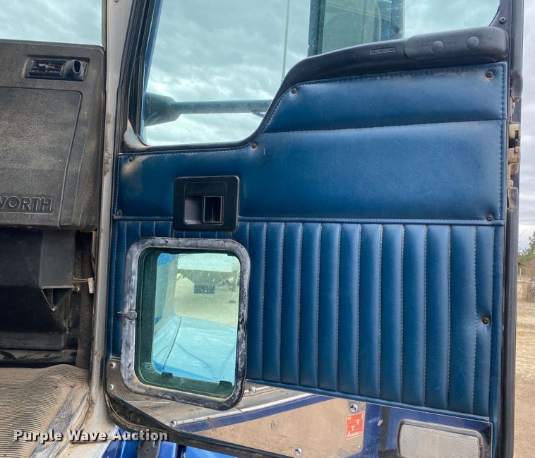 image for item DJ7590 2001 Kenworth T600  semi truck