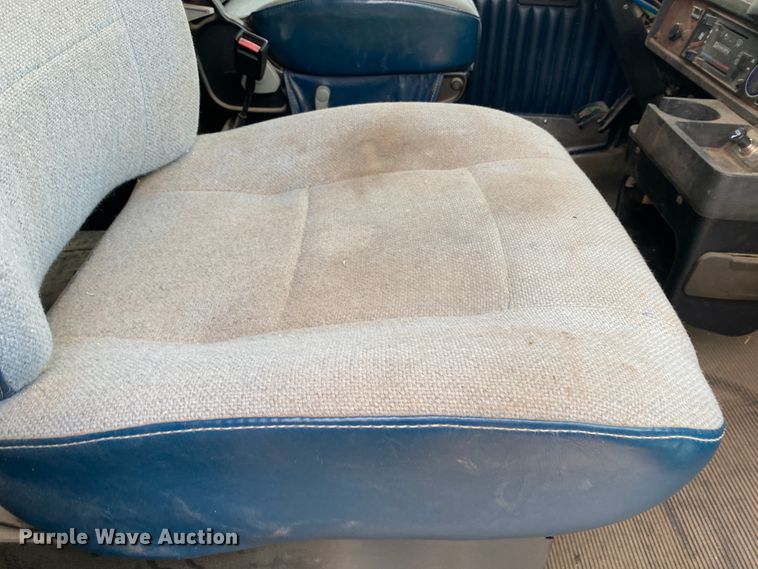 image for item DJ7590 2001 Kenworth T600  semi truck