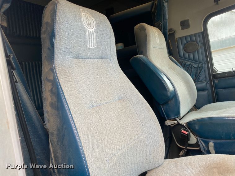 image for item DJ7590 2001 Kenworth T600  semi truck