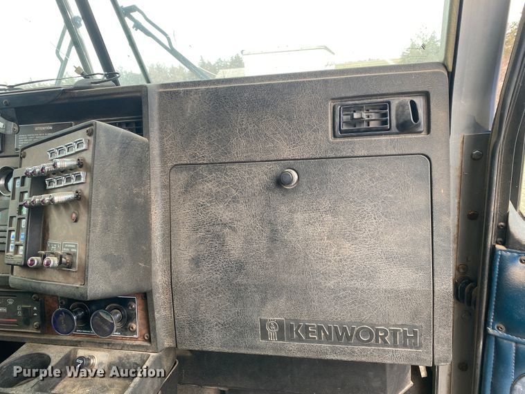 image for item DJ7590 2001 Kenworth T600  semi truck