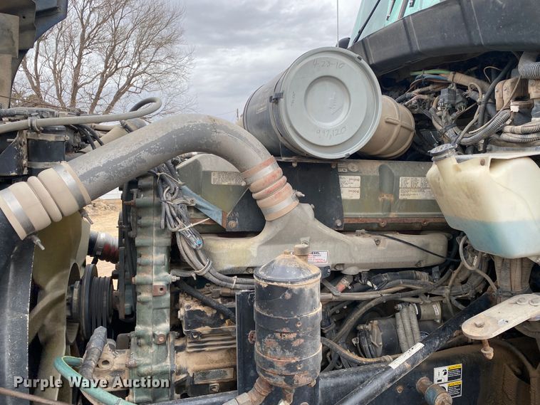 image for item DJ7590 2001 Kenworth T600  semi truck