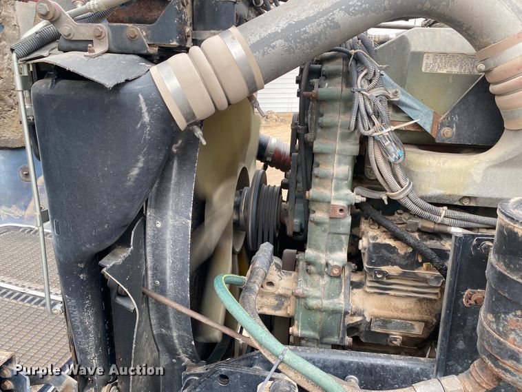 image for item DJ7590 2001 Kenworth T600  semi truck