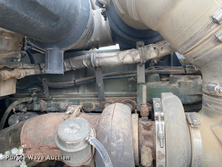 image for item DJ7590 2001 Kenworth T600  semi truck