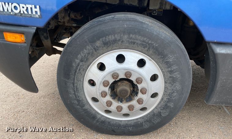 image for item DJ7590 2001 Kenworth T600  semi truck