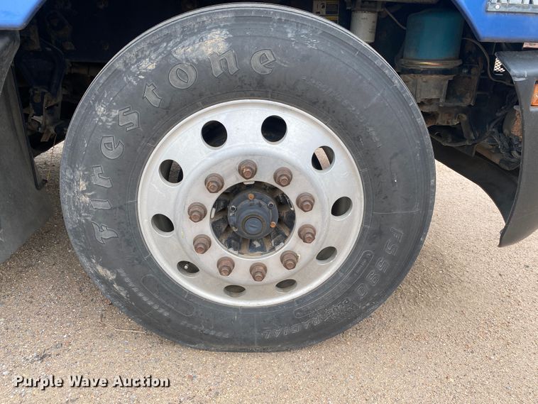 image for item DJ7590 2001 Kenworth T600  semi truck