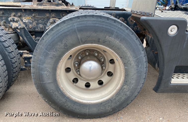 image for item DJ7590 2001 Kenworth T600  semi truck