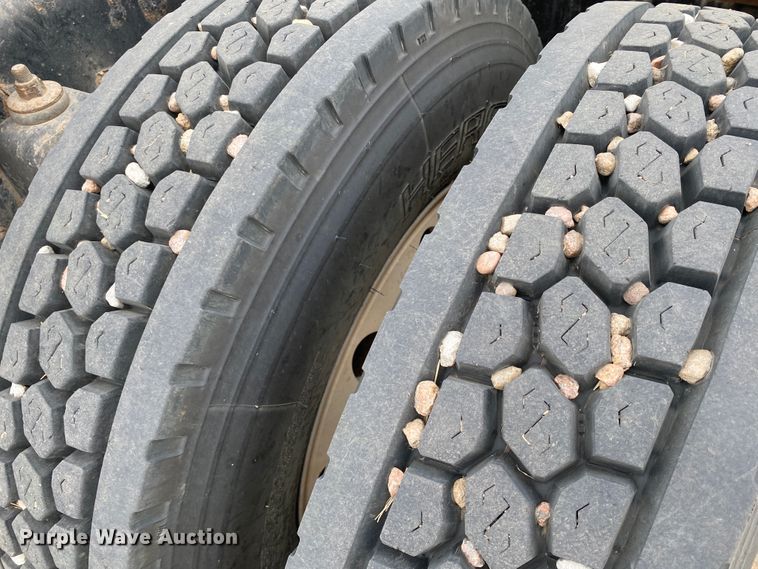 image for item DJ7590 2001 Kenworth T600  semi truck