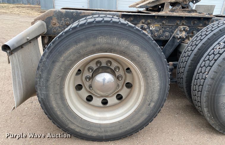 image for item DJ7590 2001 Kenworth T600  semi truck