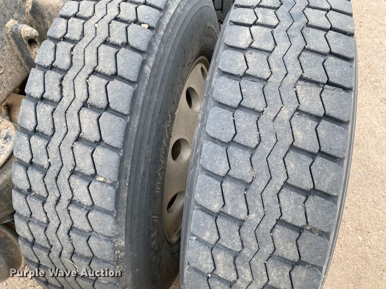 image for item DJ7590 2001 Kenworth T600  semi truck