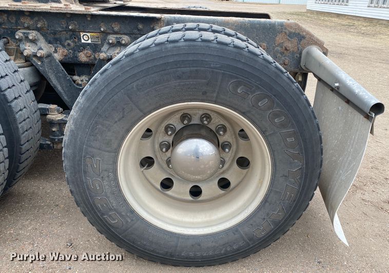 image for item DJ7590 2001 Kenworth T600  semi truck