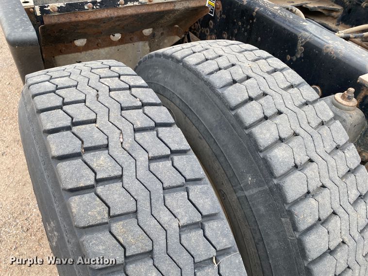 image for item DJ7590 2001 Kenworth T600  semi truck