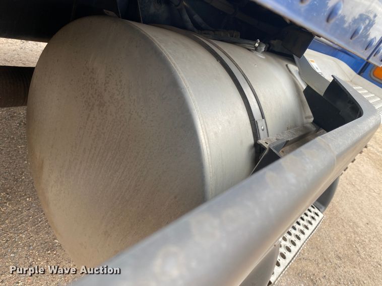 image for item DJ7590 2001 Kenworth T600  semi truck