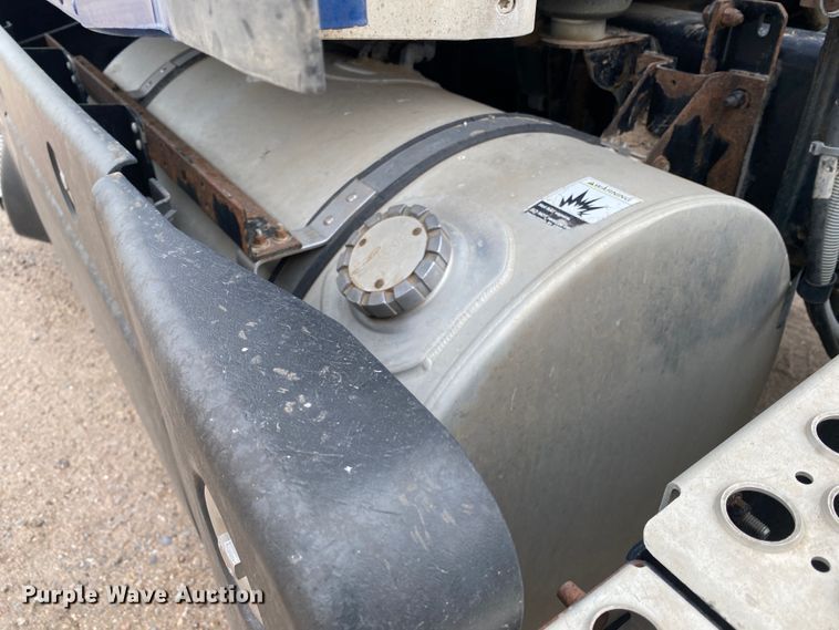 image for item DJ7590 2001 Kenworth T600  semi truck