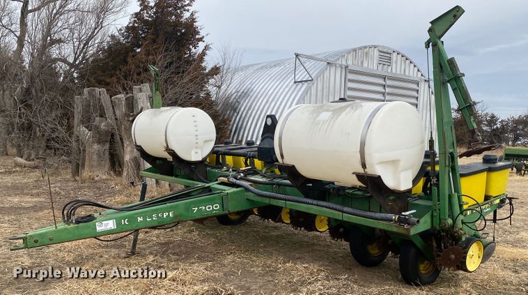 image for item DM8346 John Deere 7200 MaxEmerge 2  planter