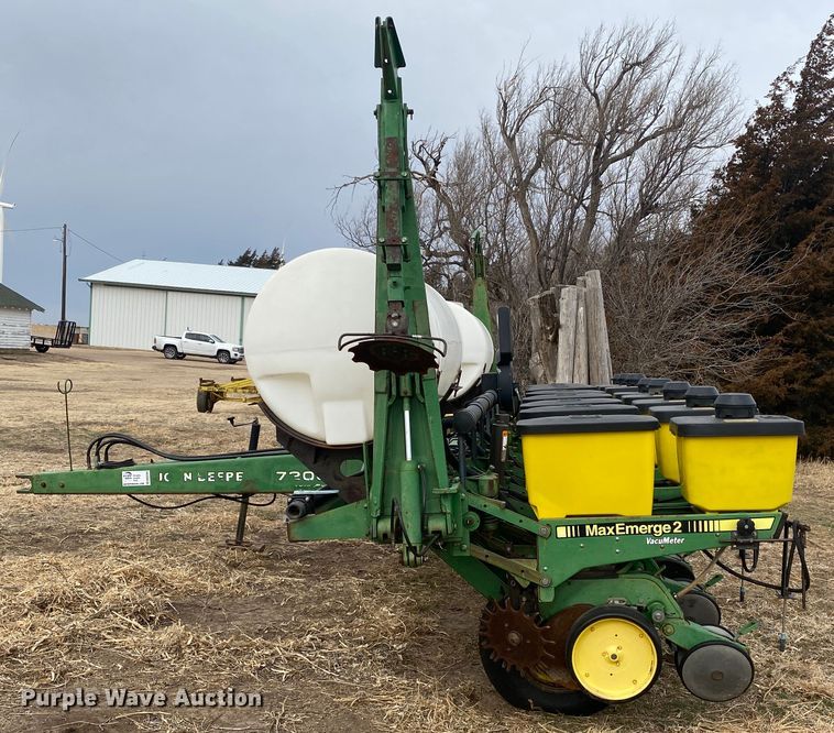 image for item DM8346 John Deere 7200 MaxEmerge 2  planter