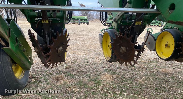 image for item DM8346 John Deere 7200 MaxEmerge 2  planter