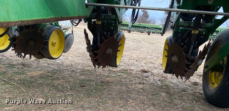 image for item DM8346 John Deere 7200 MaxEmerge 2  planter