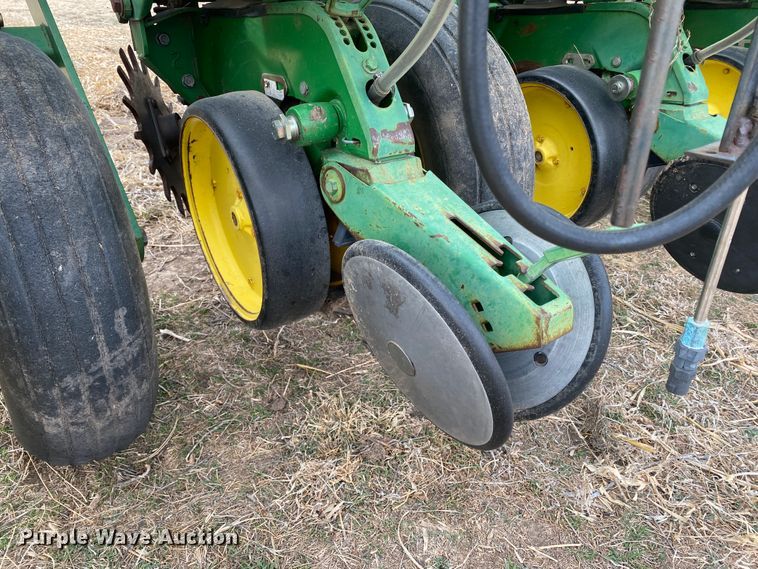 image for item DM8346 John Deere 7200 MaxEmerge 2  planter