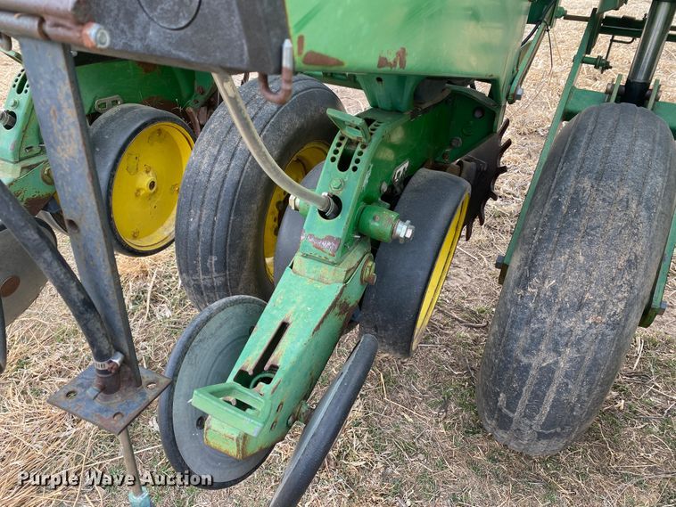 image for item DM8346 John Deere 7200 MaxEmerge 2  planter