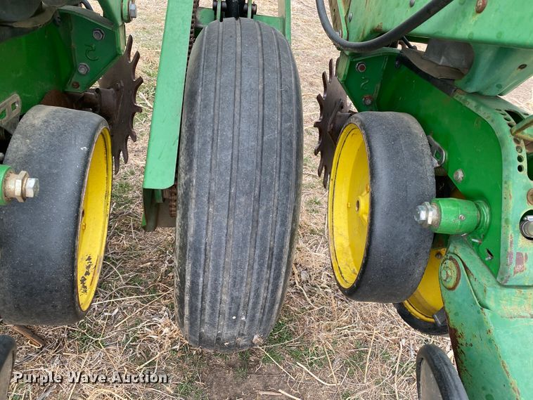 image for item DM8346 John Deere 7200 MaxEmerge 2  planter