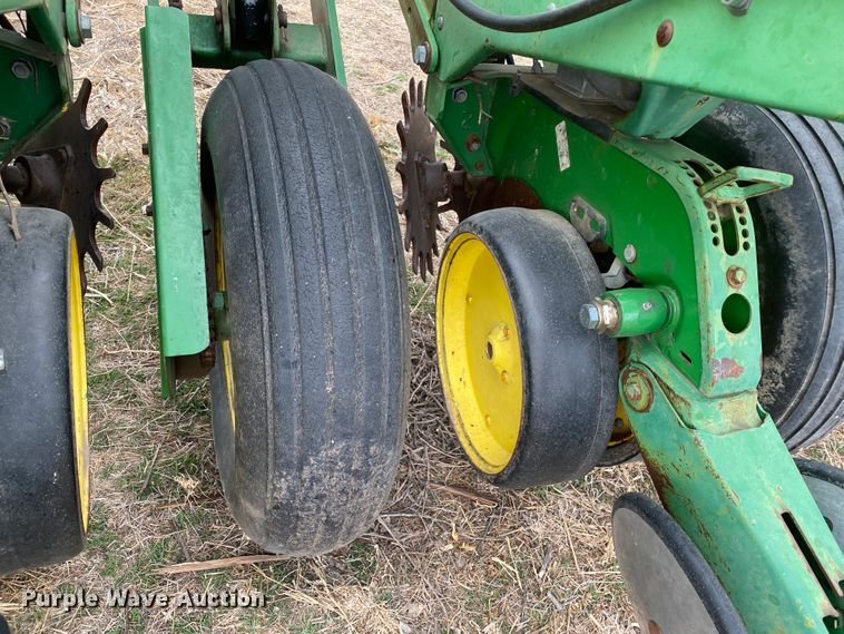 image for item DM8346 John Deere 7200 MaxEmerge 2  planter