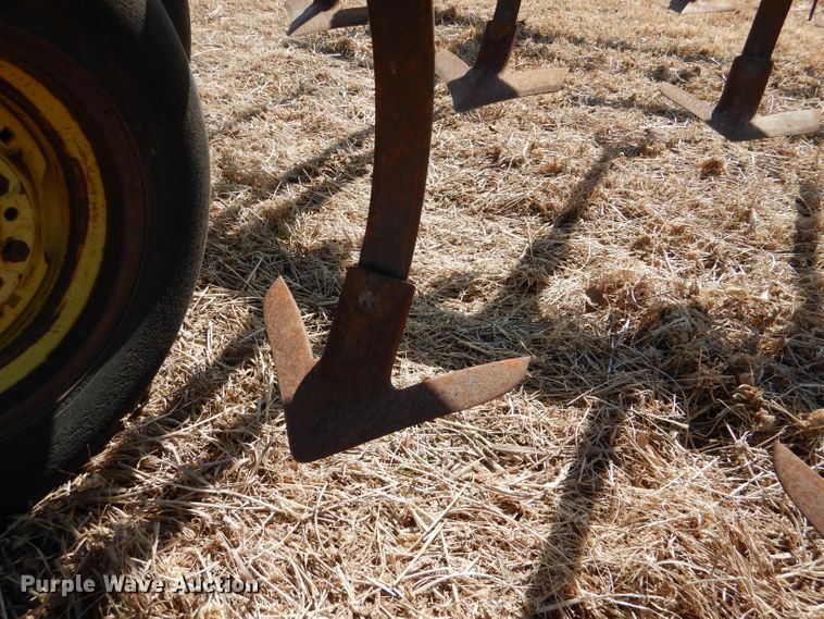 image for item DR0868 John Deere 1060  field cultivator