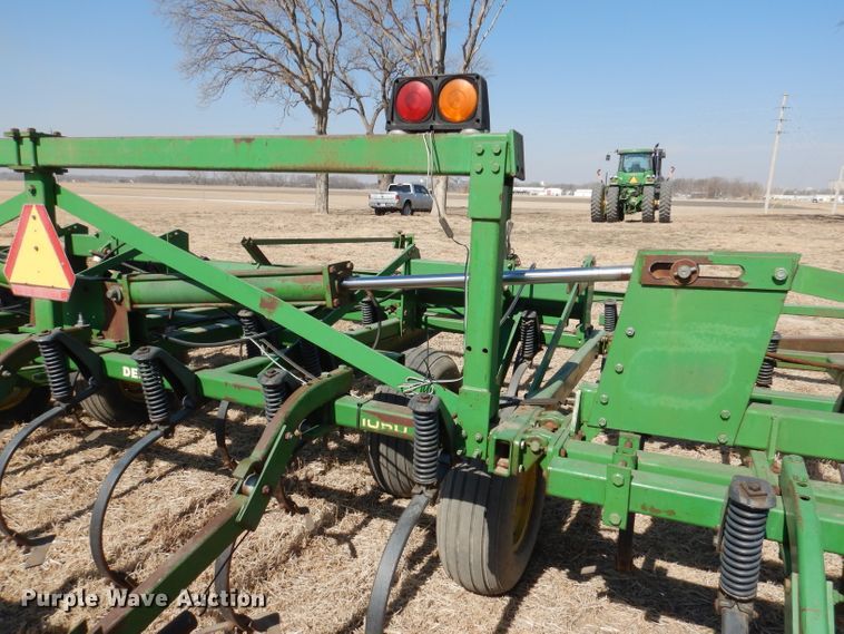image for item DR0868 John Deere 1060  field cultivator