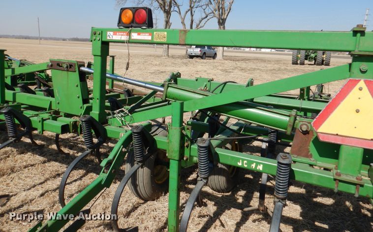 image for item DR0868 John Deere 1060  field cultivator