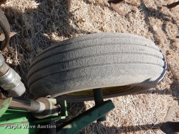 image for item DR0868 John Deere 1060  field cultivator