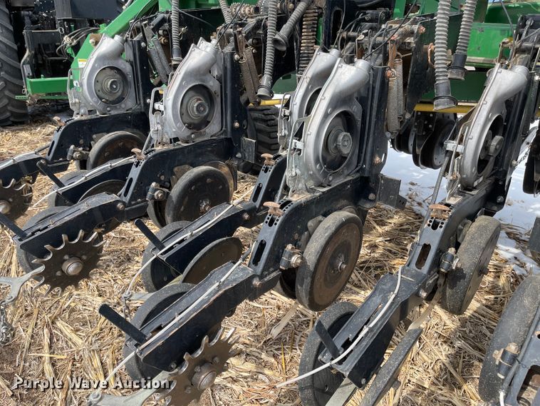 image for item FV9272 Great Plains 1631 Yield Pro  split row no-till planter