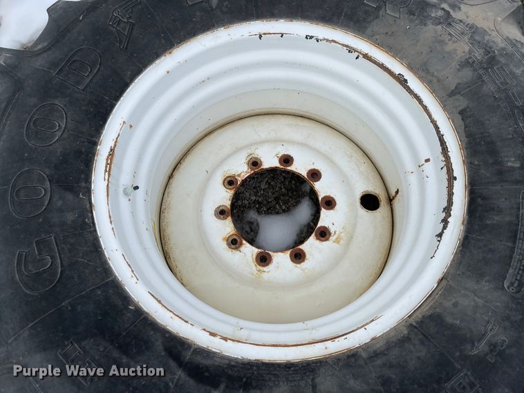 image for item FV9275 (4) 24.5-32 tires and wheels