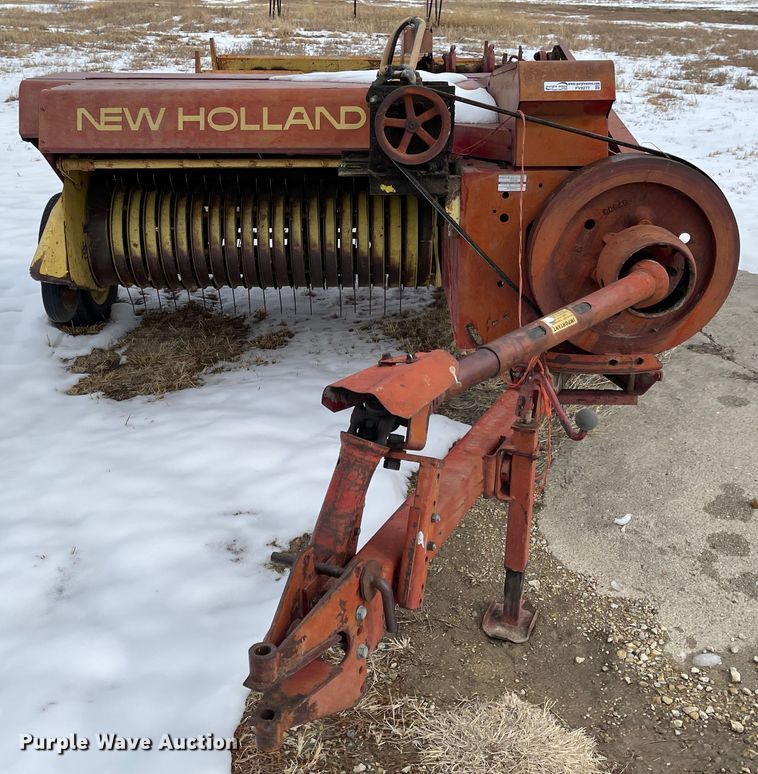 image for item FV9277 New Holland 273  small square baler