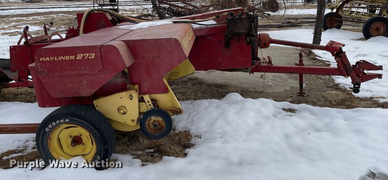 image for item FV9277 New Holland 273  small square baler