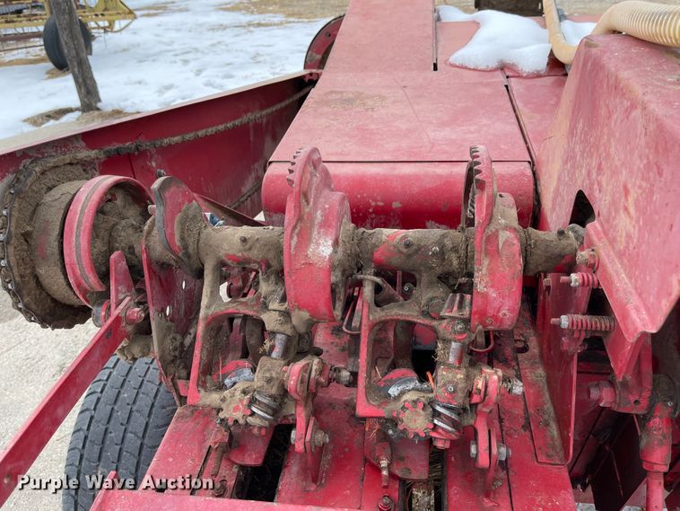 image for item FV9277 New Holland 273  small square baler