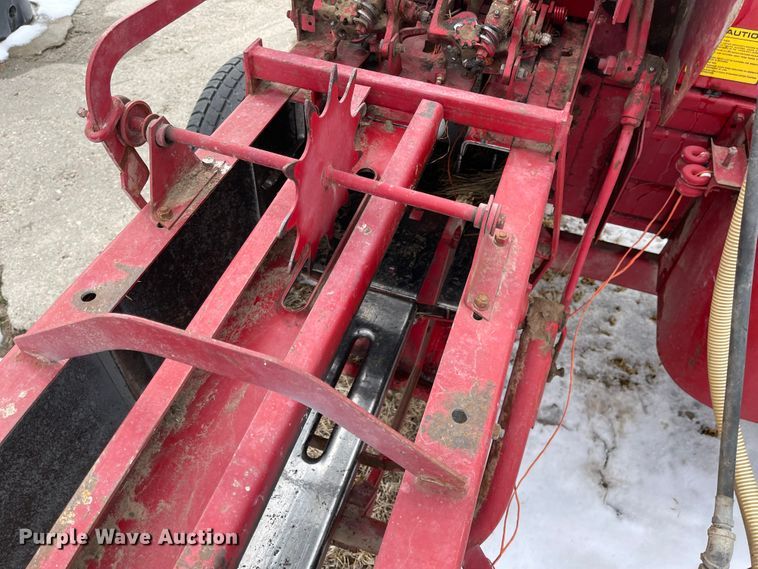 image for item FV9277 New Holland 273  small square baler