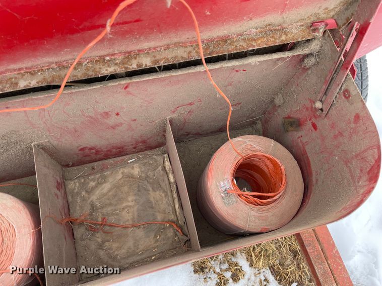 image for item FV9277 New Holland 273  small square baler