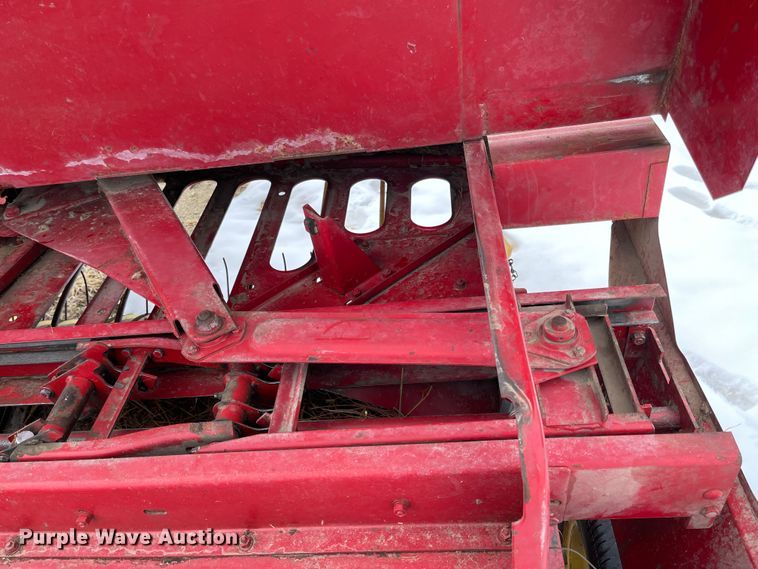 image for item FV9277 New Holland 273  small square baler