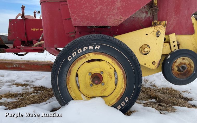 image for item FV9277 New Holland 273  small square baler