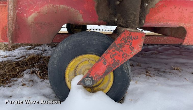 image for item FV9277 New Holland 273  small square baler