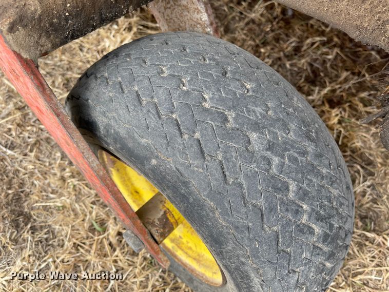 image for item FV9277 New Holland 273  small square baler