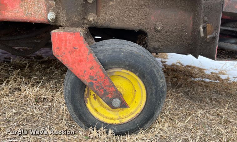 image for item FV9277 New Holland 273  small square baler